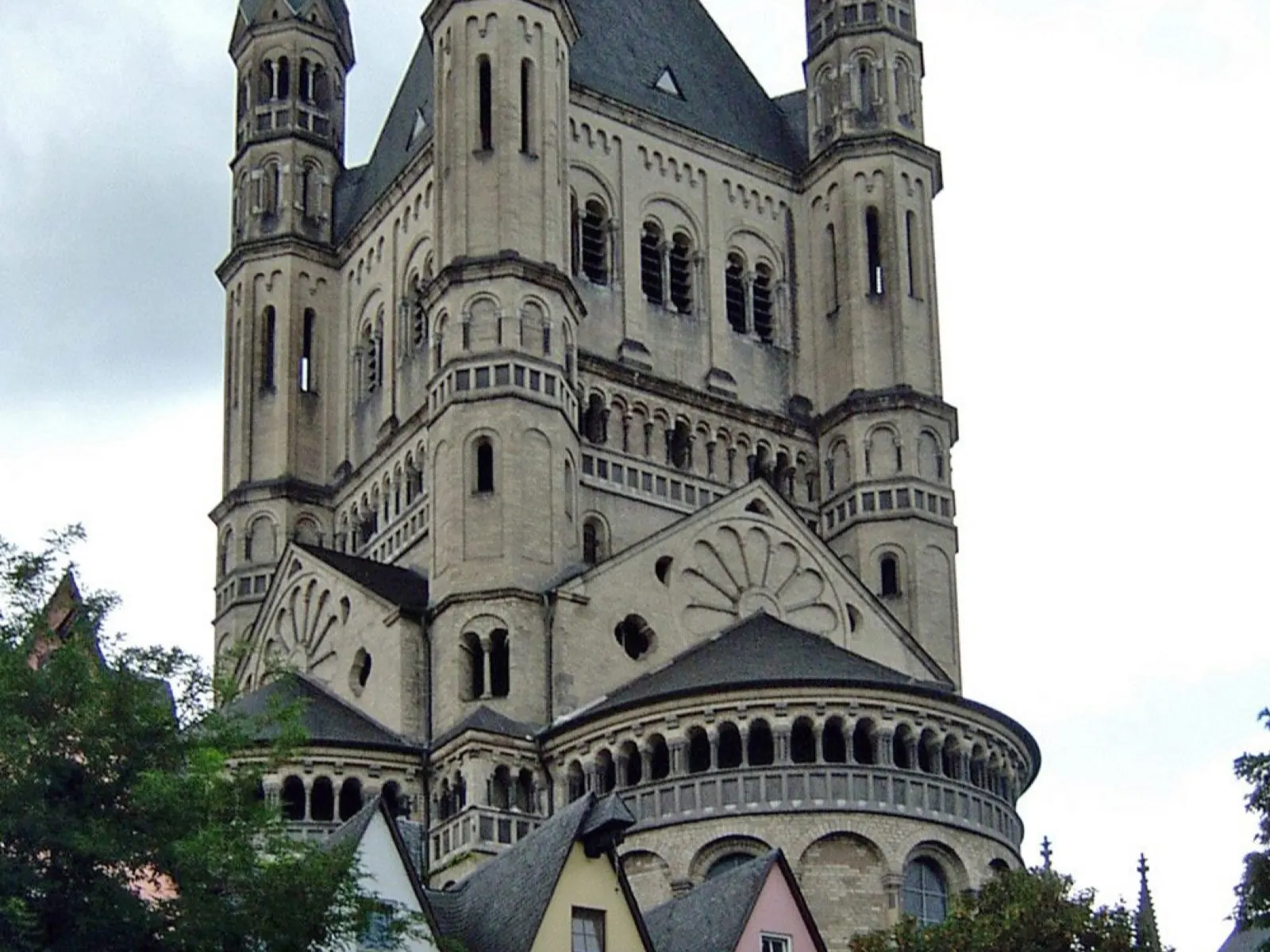 Groß St. Martin in der Kölner Altstadt mit charakteristischem Vierungsturm