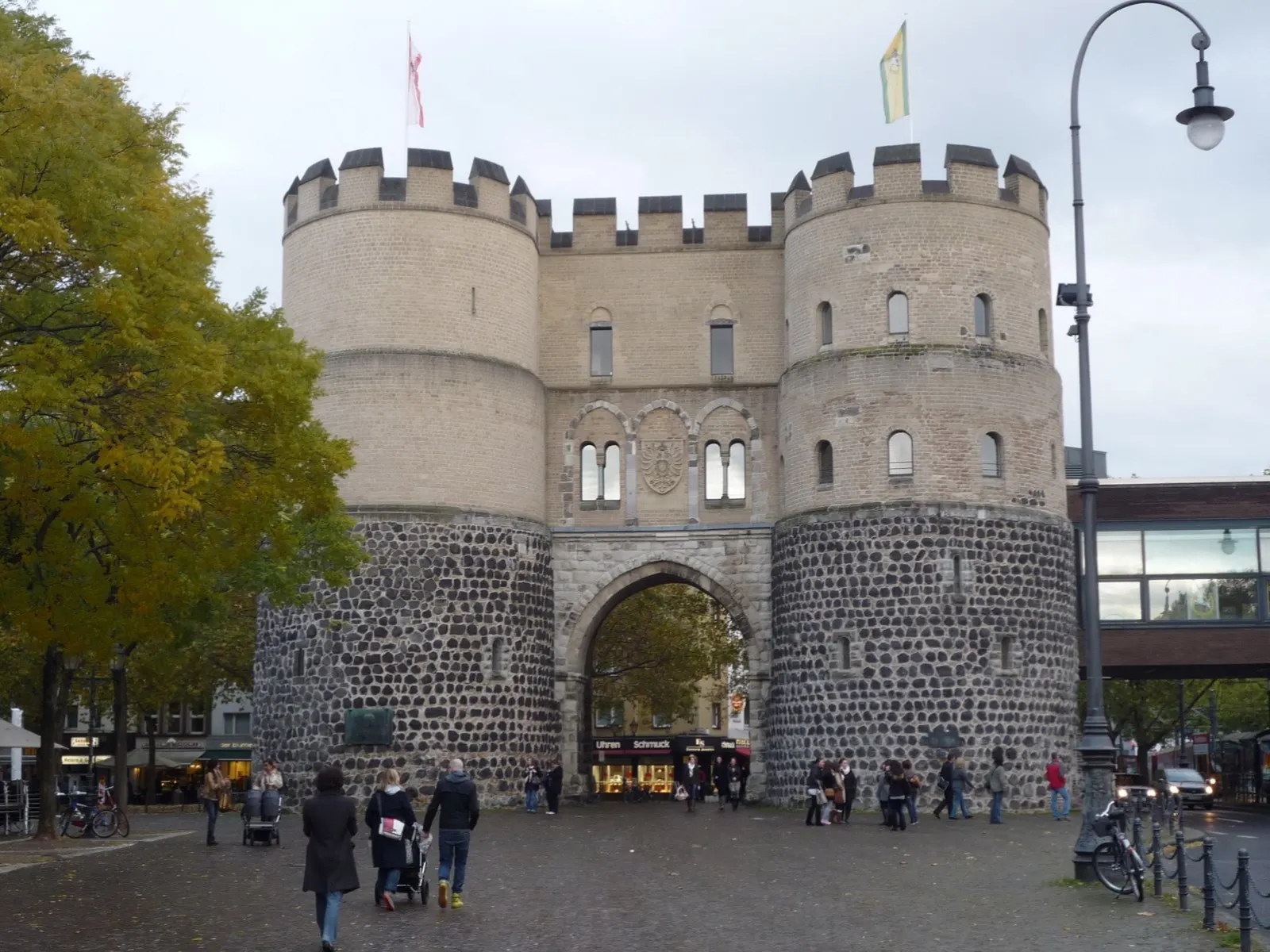Hahnentor am Rudolfplatz in Köln, mittelalterliches Stadttor