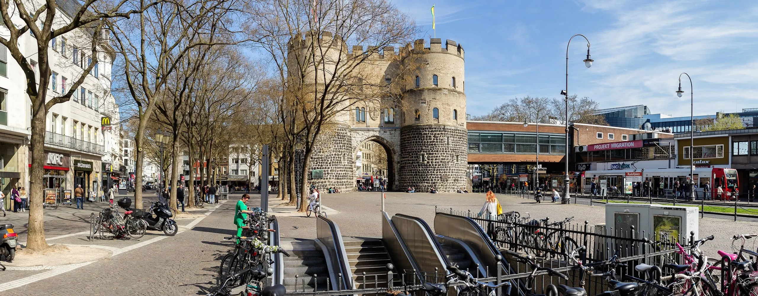 Hahnentorburg am Rudolfplatz in Köln, Panorama des Platzes