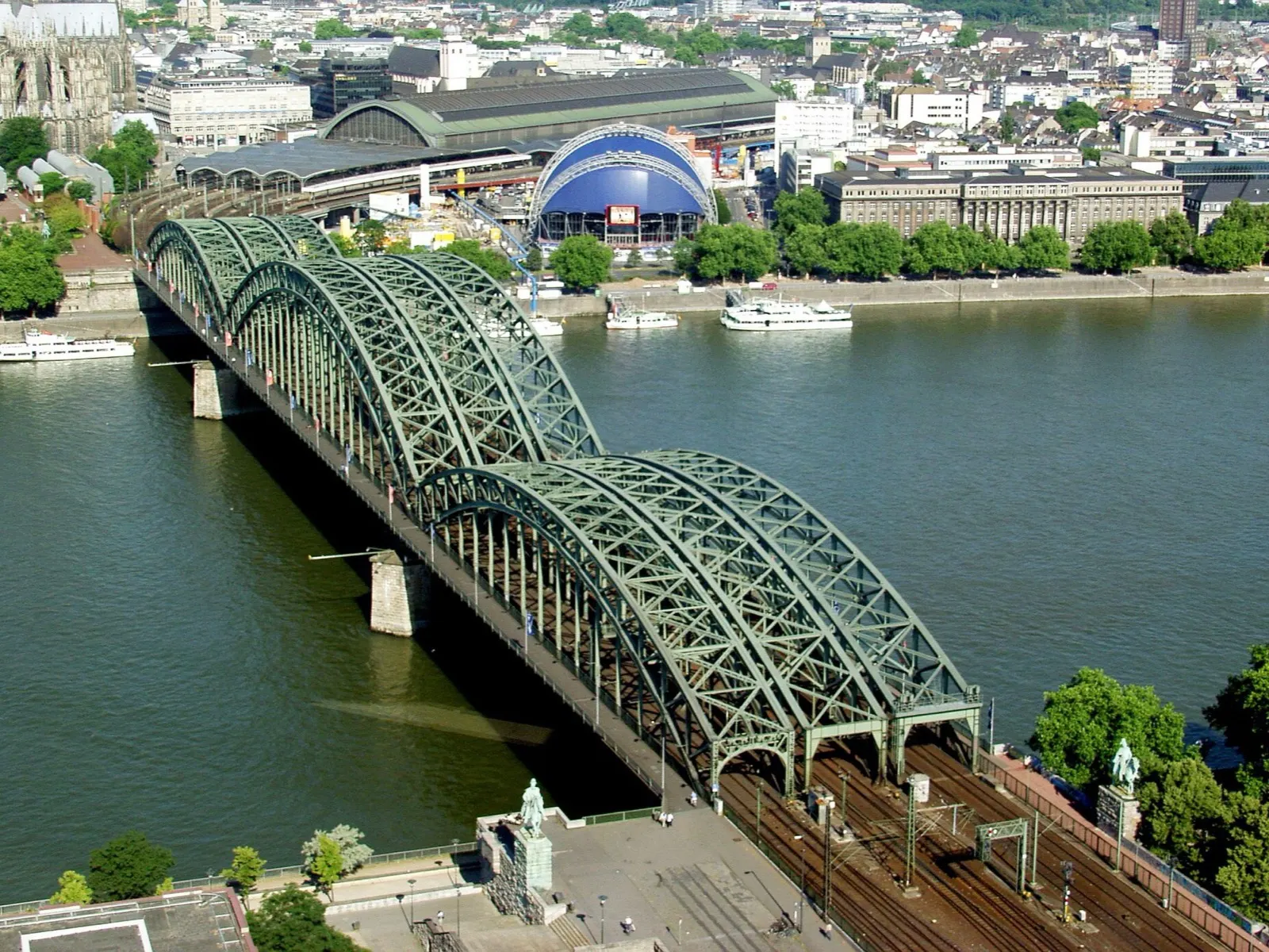 Hohenzollernbrücke in Köln von oben, Blick vom KölnTriangle