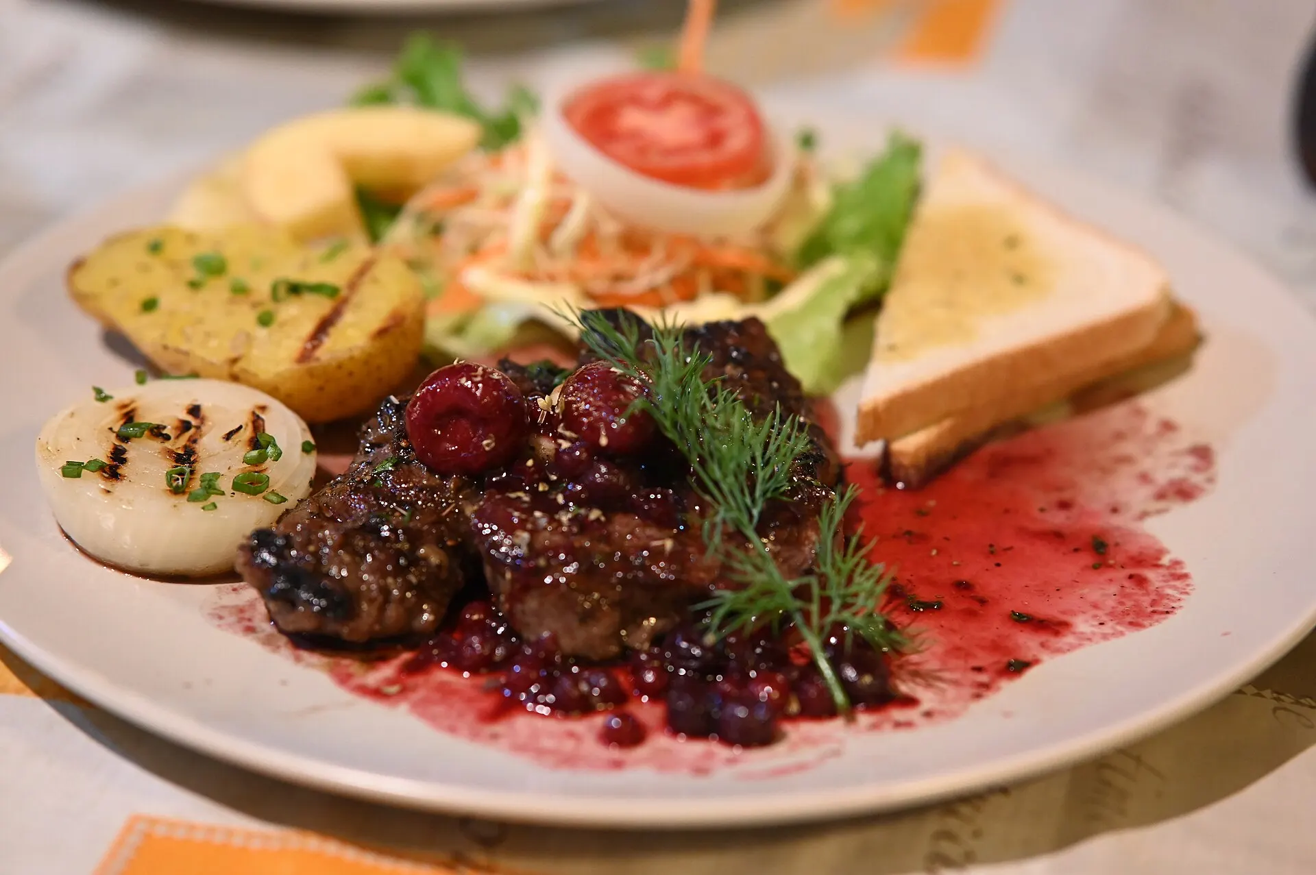 Kreativ angerichtetes Gourmet-Gericht – Symbolbild