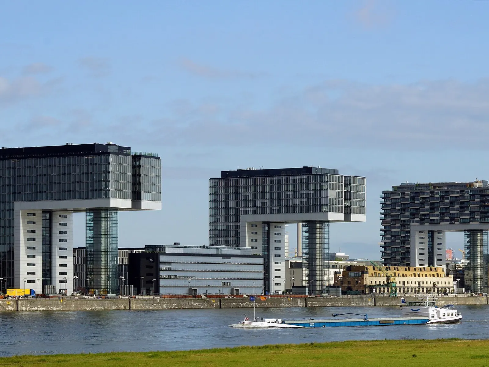 Die drei Kranhäuser am Rheinauhafen in Köln, von der Rheinseite