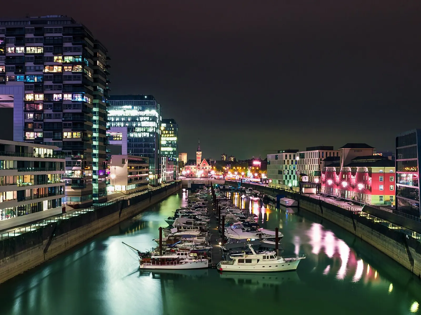 Rheinauhafen Köln bei Nacht, Blick von der Severinsbrücke