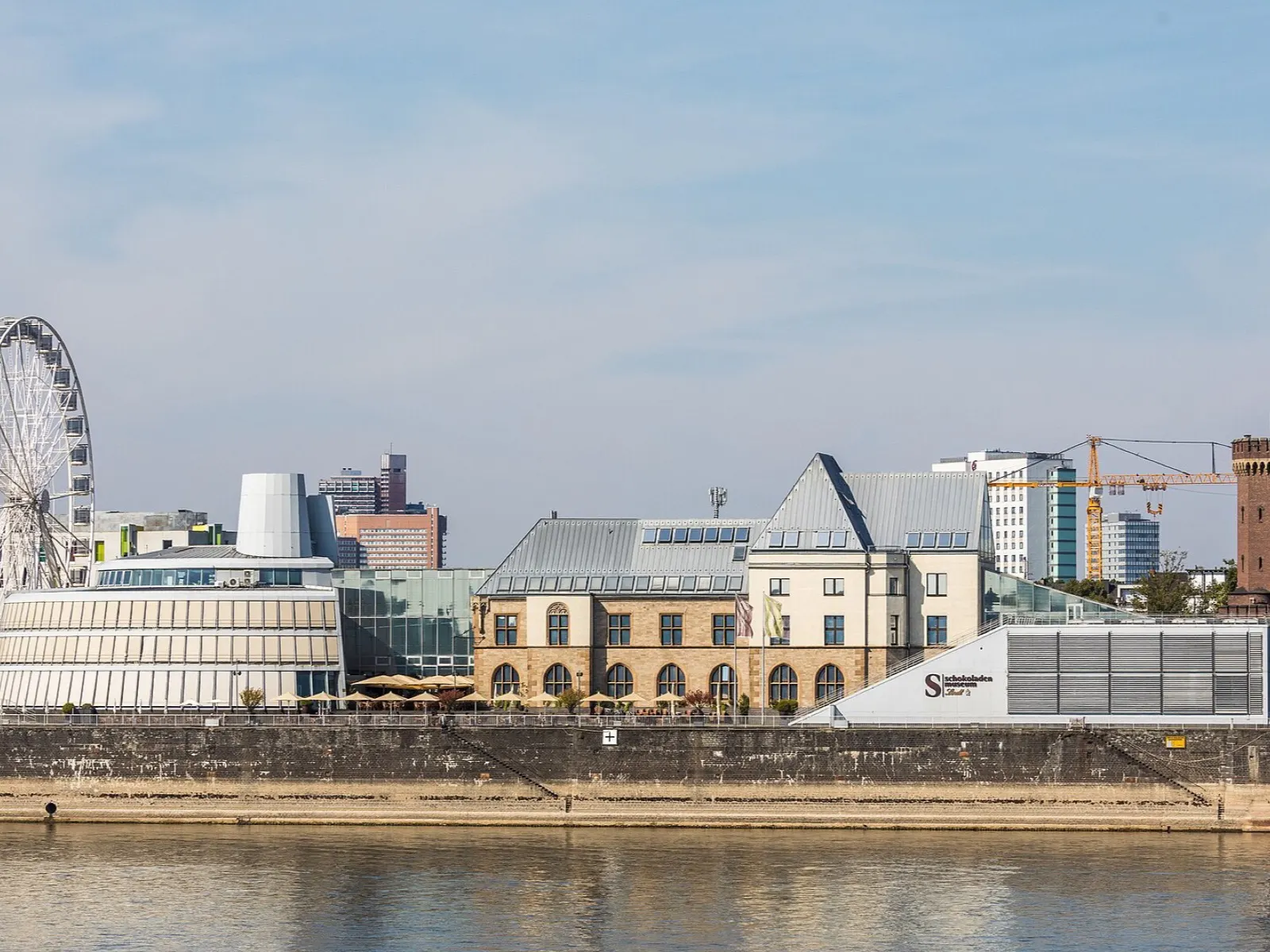 Imhoff-Schokoladenmuseum Köln vom Rhein aus gesehen