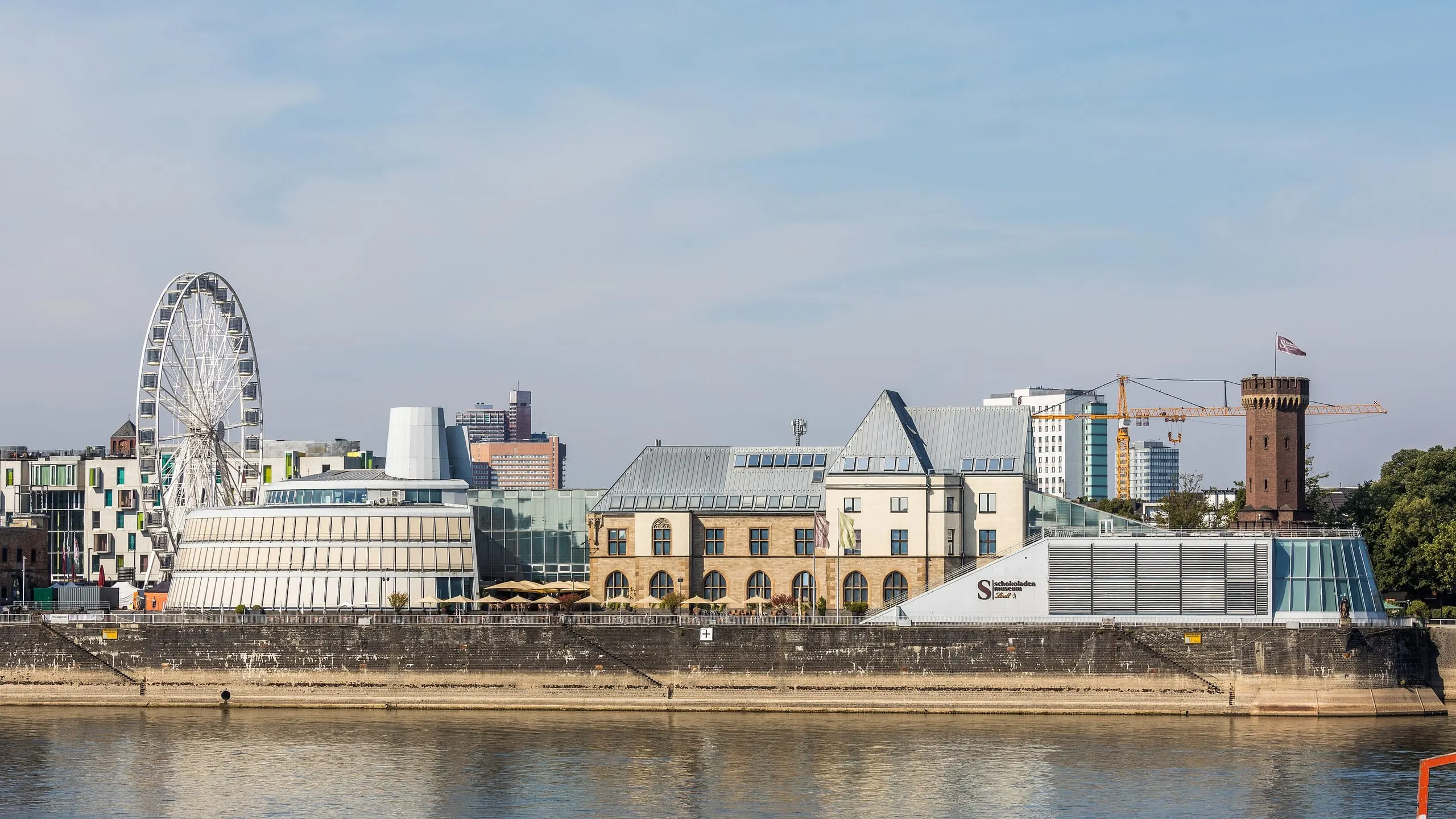 Imhoff-Schokoladenmuseum Köln vom Rhein aus gesehen
