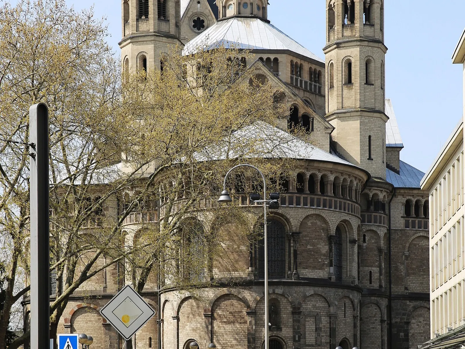 Basilika St. Aposteln in Köln, Westseite mit Türmen